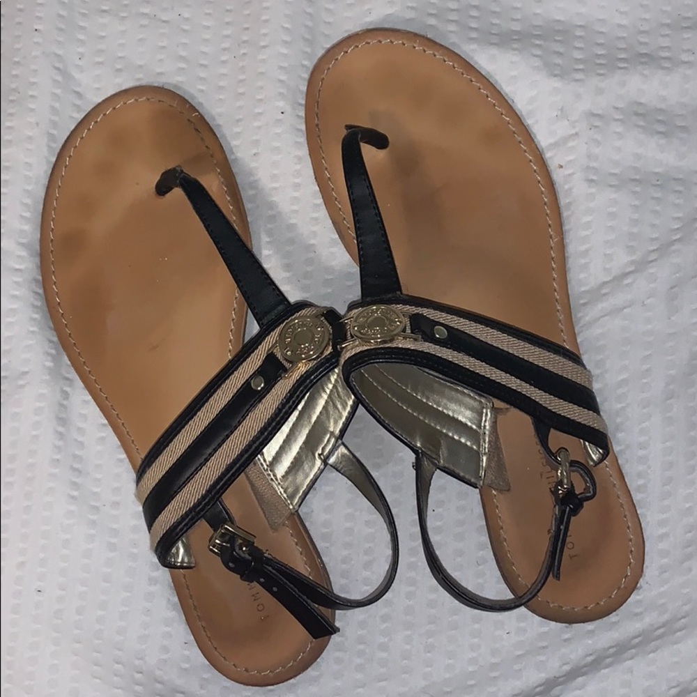 Cute, black sandals!